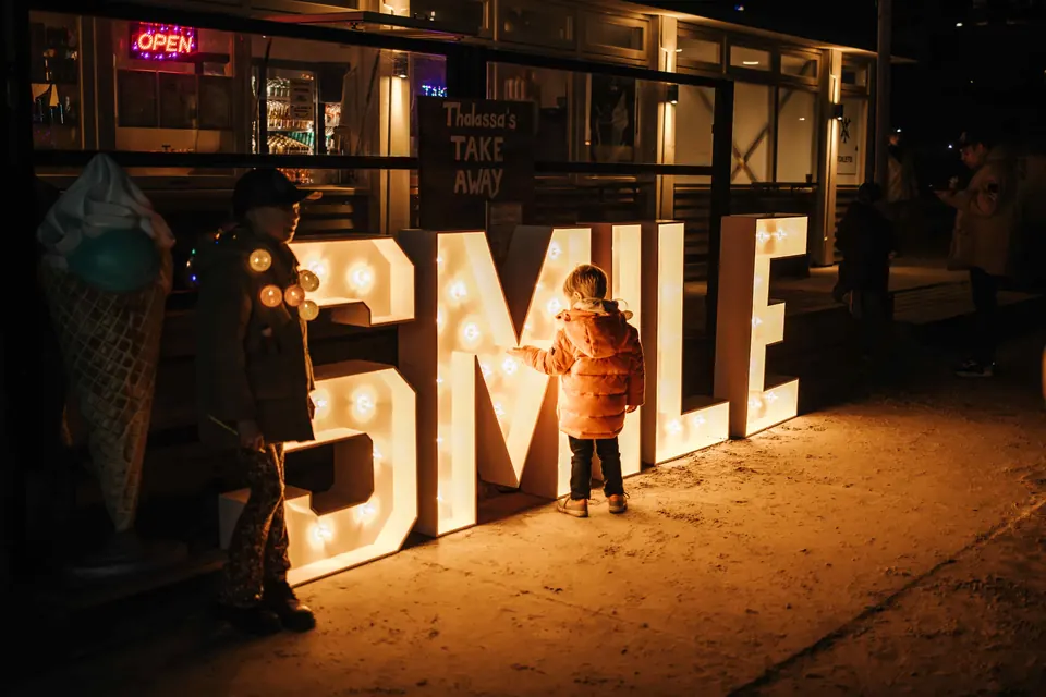 Lichtletters SMILE op een avondfeest